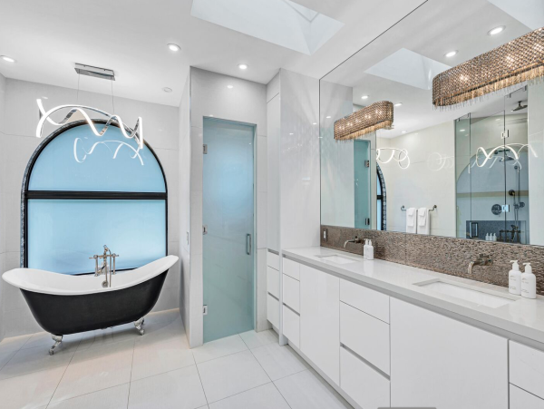 Luxurious 4-Bedroom Retreat Near Las Olas Blvd with Heated Pool